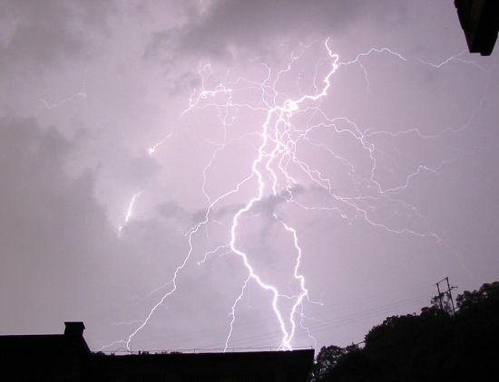 夏季雷雨多,农村小电工特别提醒:下雨打雷时,不要干这些事!