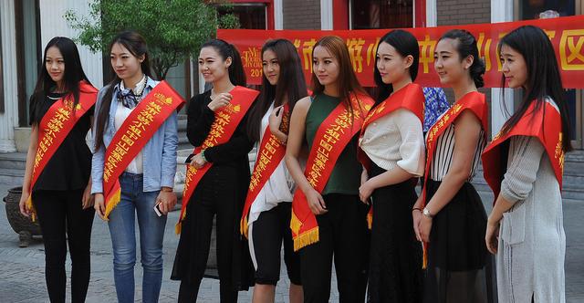 古装美女,列队穿越太原仿古街道