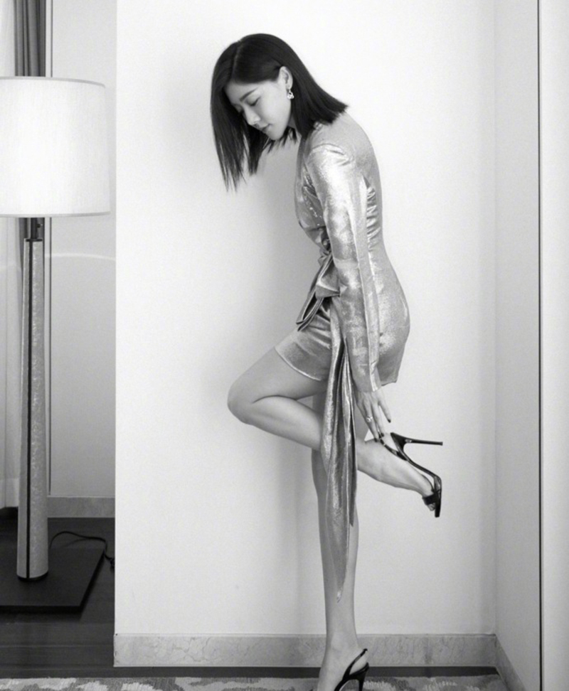 邓家佳厉害了脚踩两根针现活动现场敬业女人就是霸气