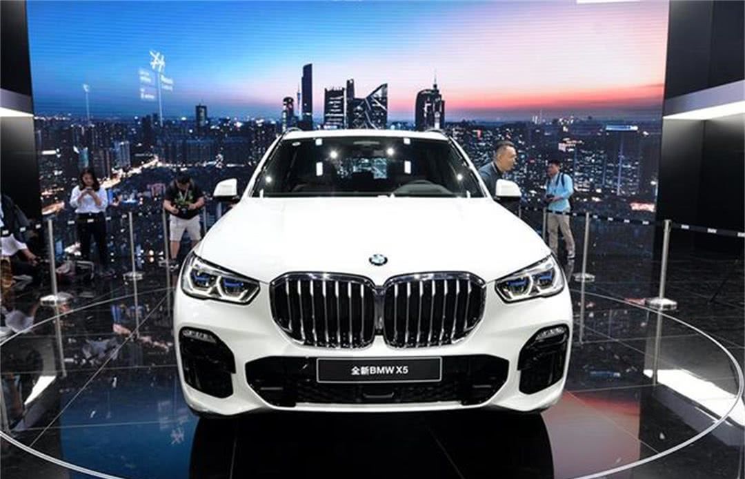 豪车之间的对决!手握80万现金,是选宝马x5还是奥迪q7?