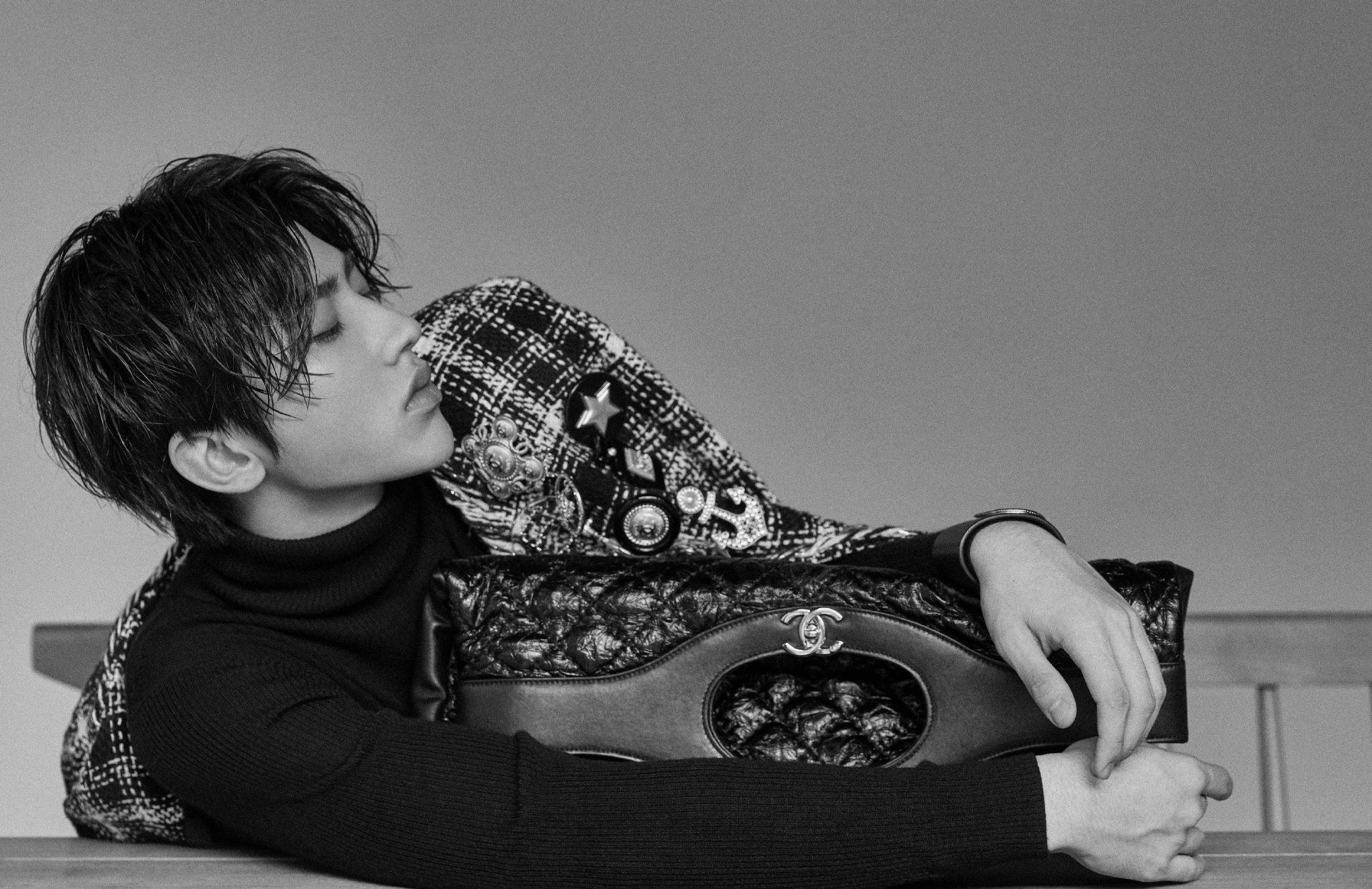 分享蔡徐坤的一组照,与的亲密接触,这组黑白照还是很有型的.