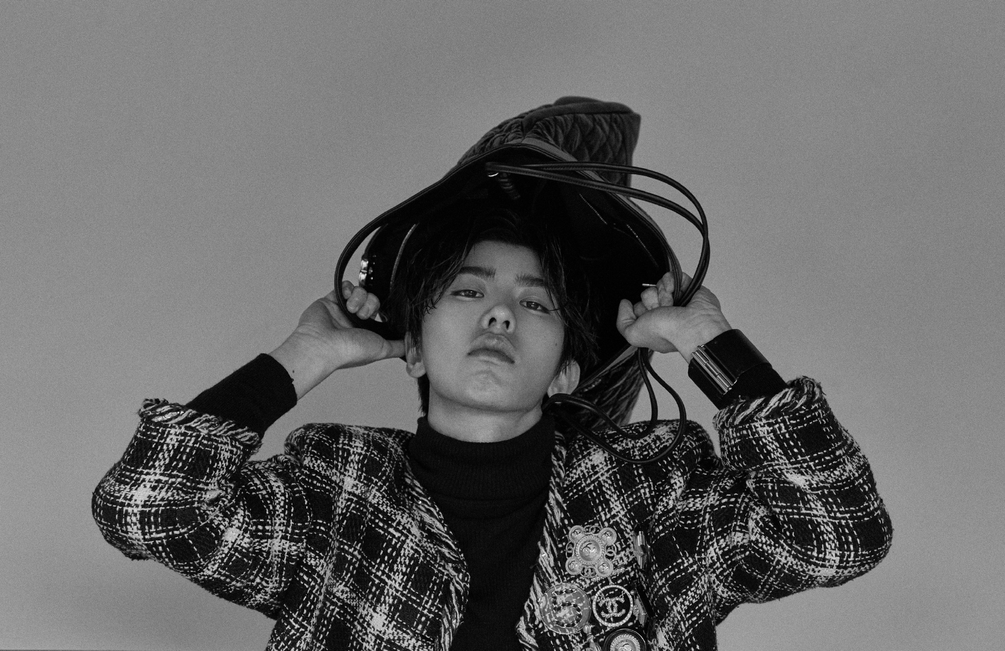 分享蔡徐坤的一组照,与的亲密接触,这组黑白照还是很有型的.