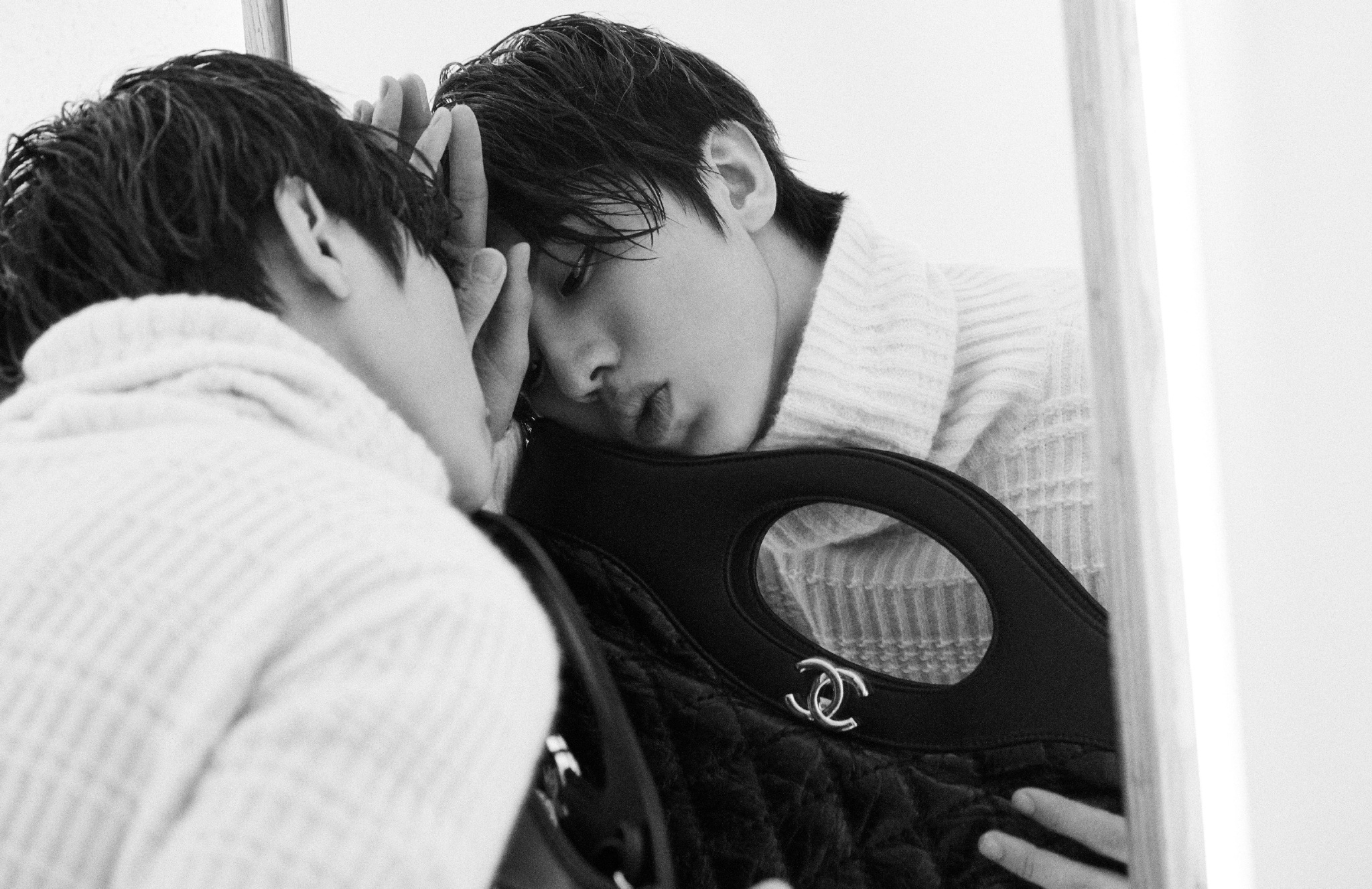 分享蔡徐坤的一组照,与的亲密接触,这组黑白照还是很有型的.