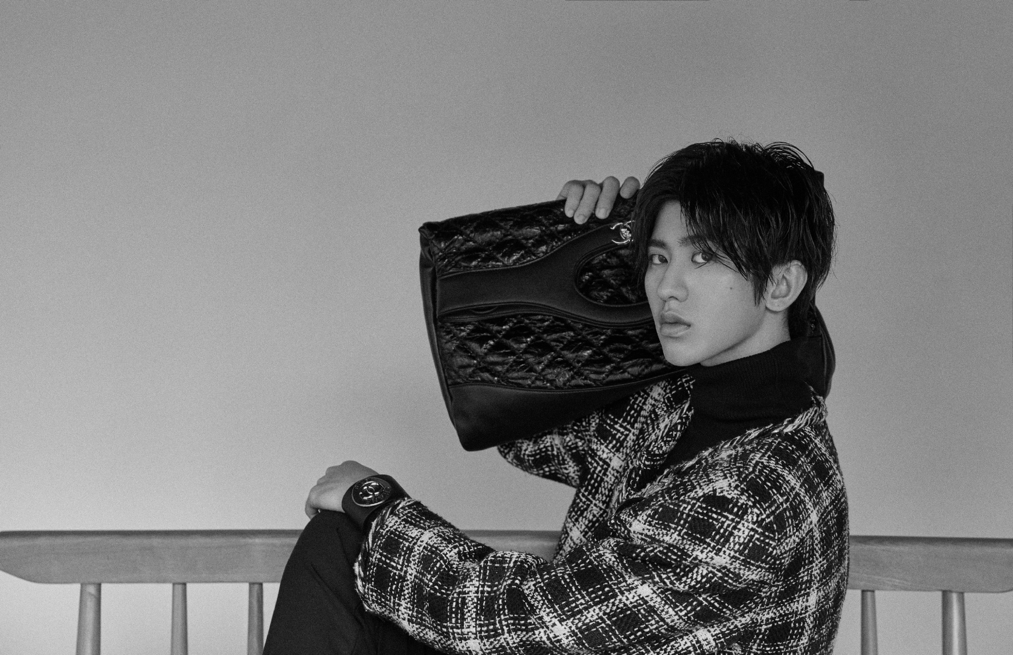 分享蔡徐坤的一组照,与的亲密接触,这组黑白照还是很有型的.