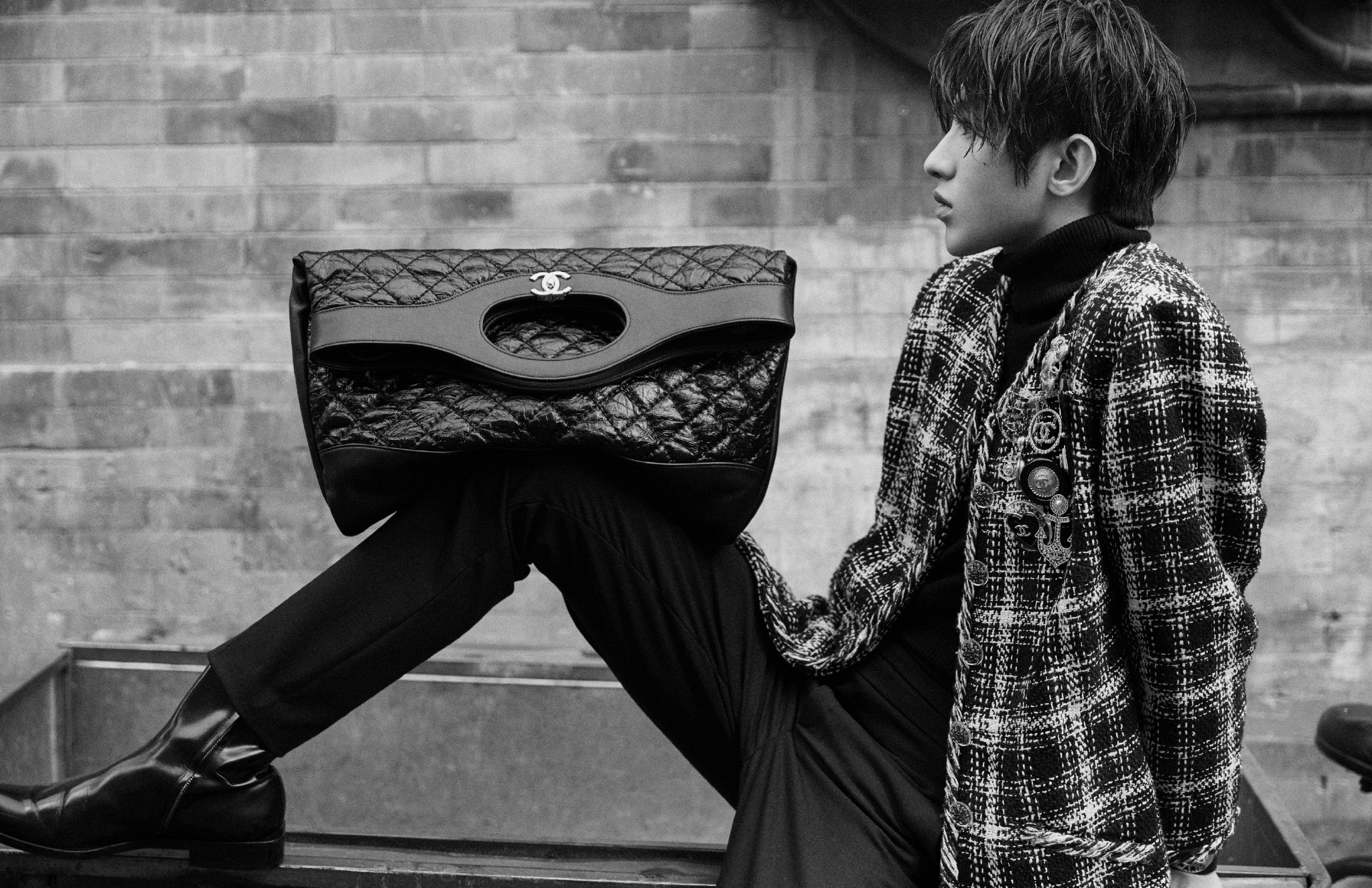 分享蔡徐坤的一组照,与的亲密接触,这组黑白照还是很有型的.