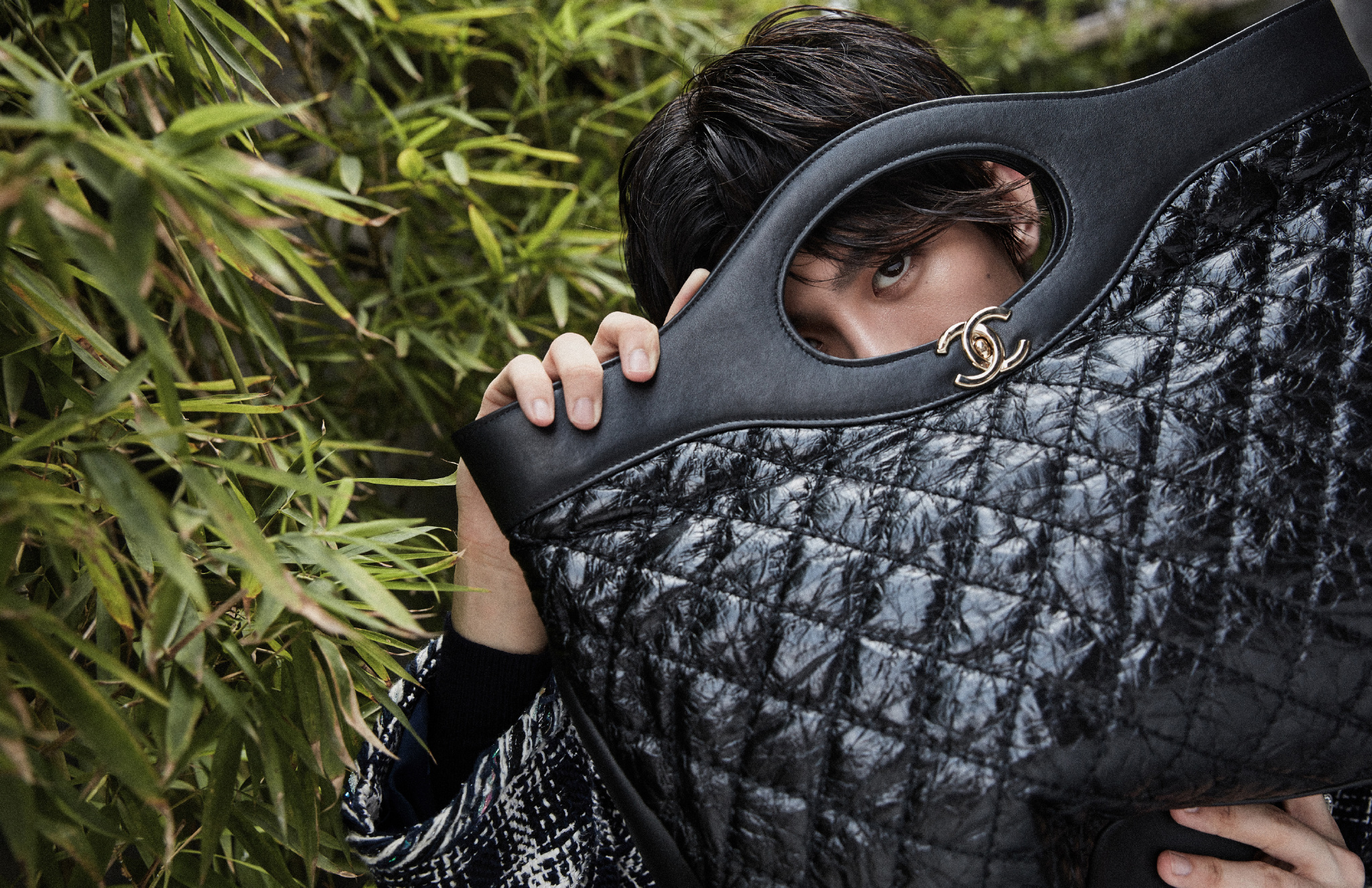 分享蔡徐坤的一组照,与的亲密接触,这组黑白照还是很有型的.