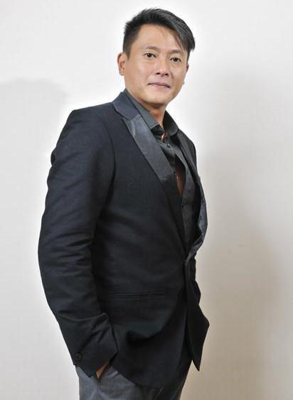 曾是香港当红小生,抛弃女友娶小20岁娇妻败光人品后沦为走穴艺人