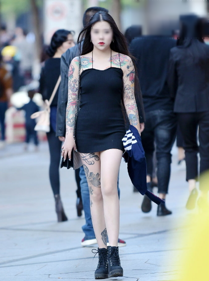 男子大街见性感女子,全身上下都是纹身,看见图案他立马楞眼!