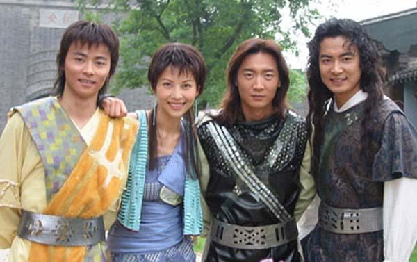 现任童氏族长病重,眼看就要散手人世,他的三个儿子童博,童战,童心擅自