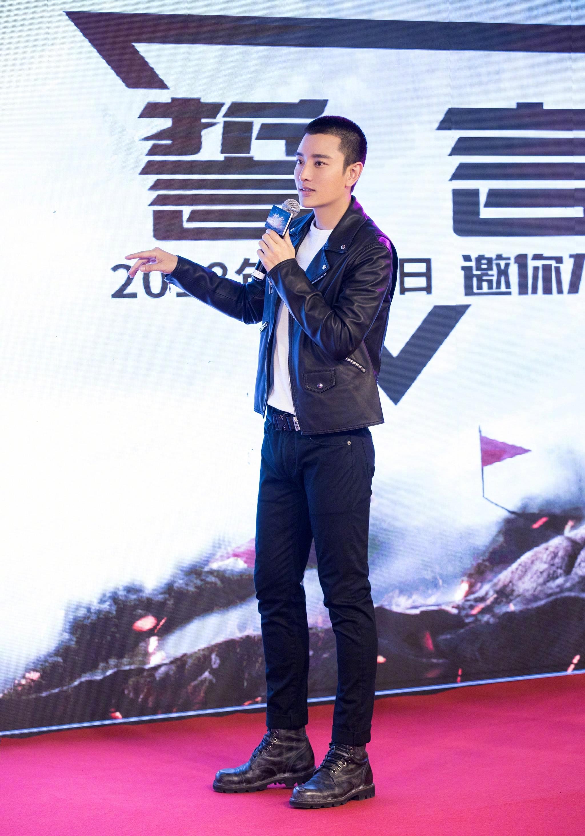 贾乃亮板寸现身新剧发布集,身穿黑色皮衣的贾乃亮身材看起来消瘦许多