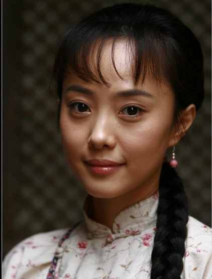 4岁学琴,5岁登舞台,巅峰时获得了非常高的人气,如今变路人