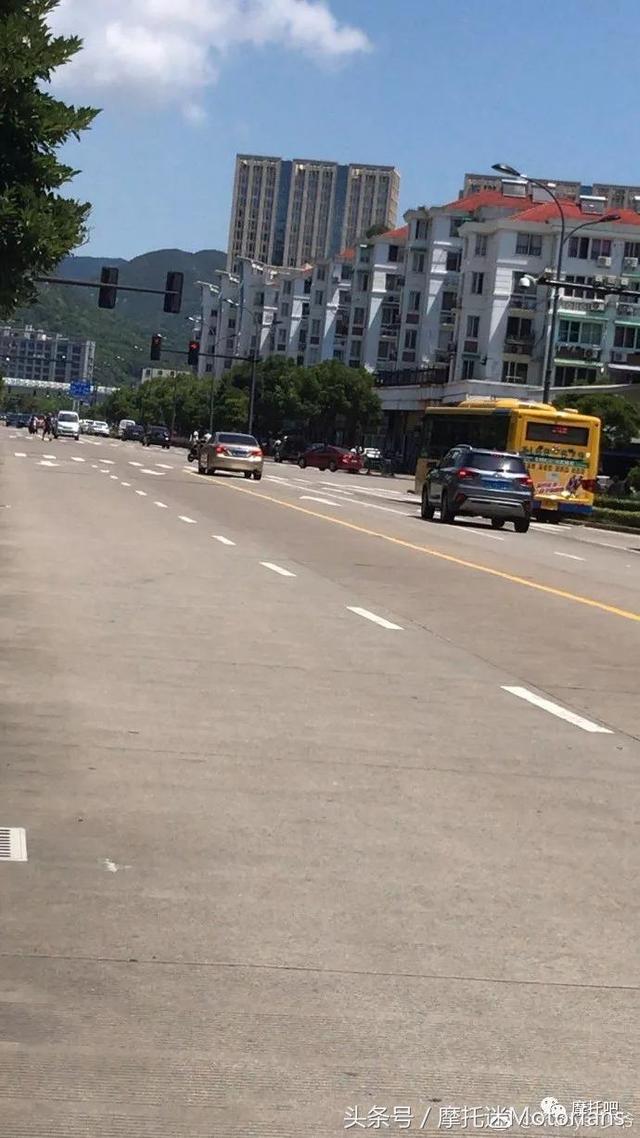 还记得那个撞了大贸ZX-10R,还骂对方穷逼的奥