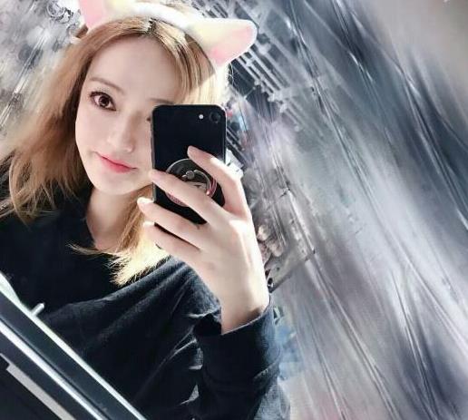 近日,厂长女友的ins被曝光了出来.