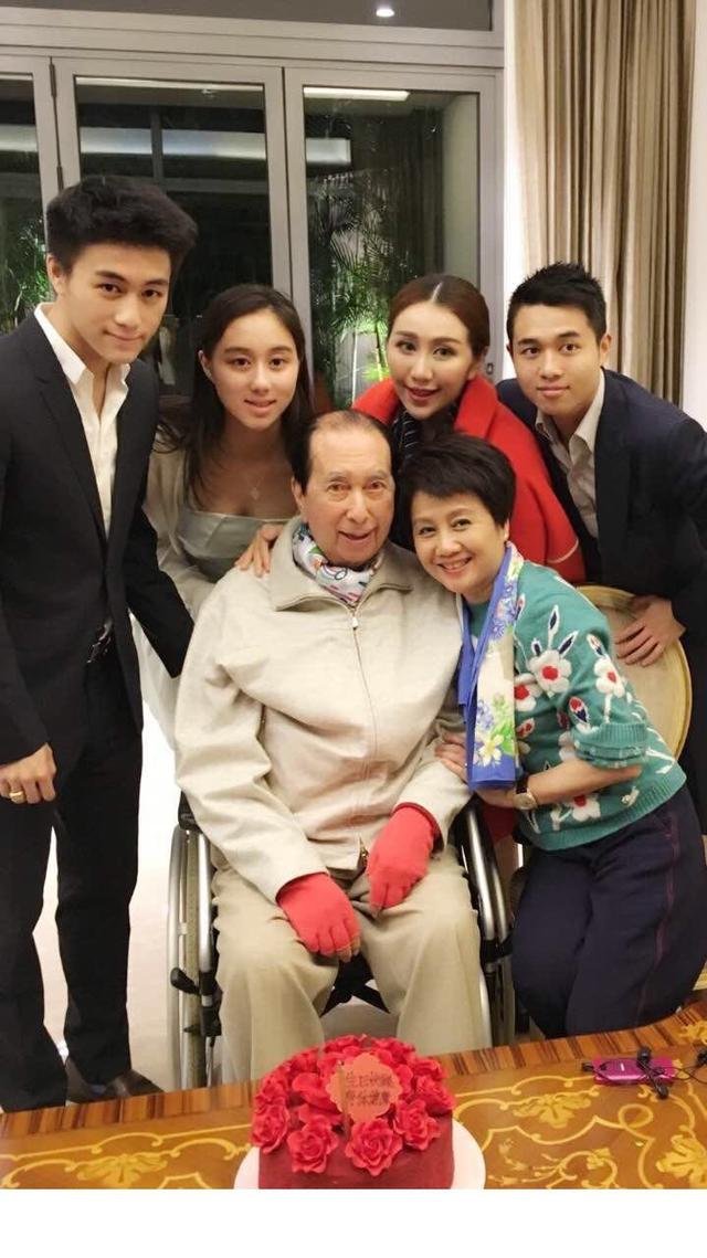 鲁豫与赌王四太梁安琪一同进餐,1只盘子只装1只水饺