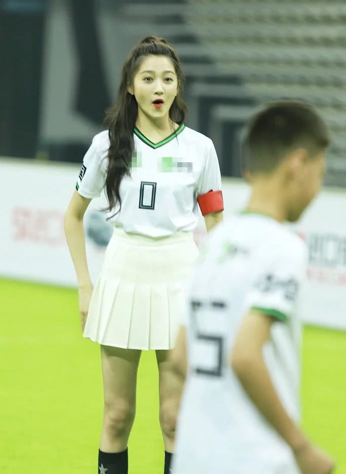 关晓彤与鹿晗有共同爱好!球场展风采变身足球少女