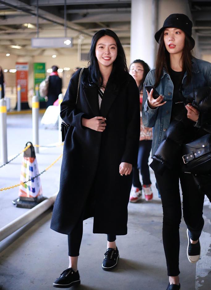 黄中磊女儿机场近照, 油光满面, 青春痘成亮点