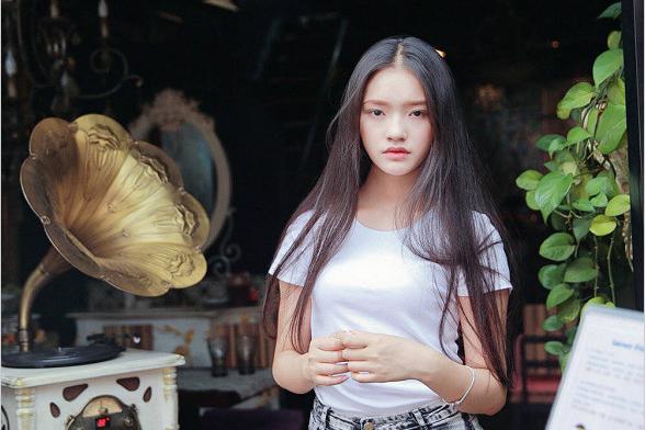 林允17岁旧照曝光,一头及腰长发清纯无比,难怪星爷偏偏看中她