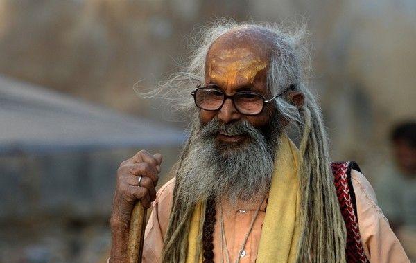 印度苦行僧断水断粮有人举着右手40年不放下修炼自己