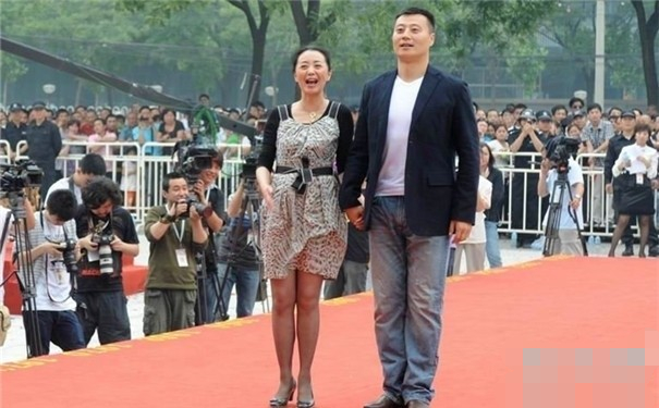 被称为中国好姐夫,出道25年零绯闻,娶同班同学已恩爱22年!