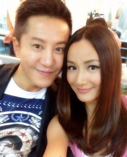 但现实中两人并没有走到一起,毛宁现任老婆叫李静萍,是个酒吧女,与