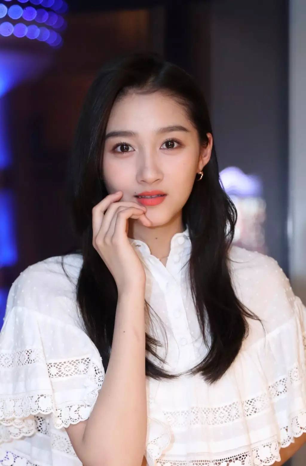 关晓彤晒与爷爷昔日合影,被夸从小美到大,喷子不乐意了?