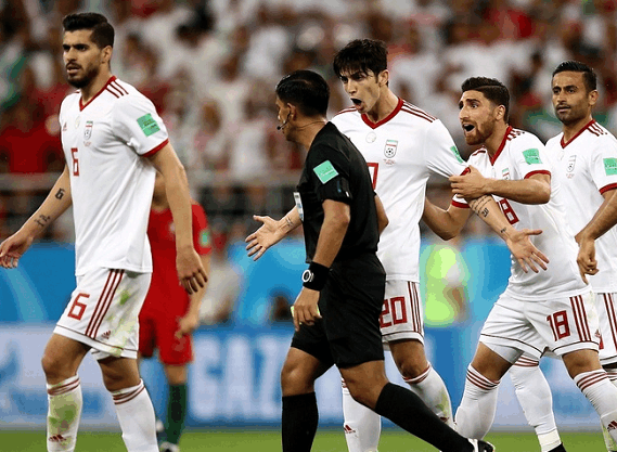 C罗恶意真钱斗地主肘击动作才吃黄牌,老梁一席