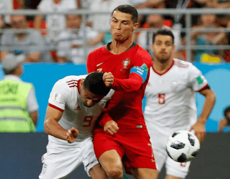 C罗恶意真钱斗地主肘击动作才吃黄牌,老梁一席