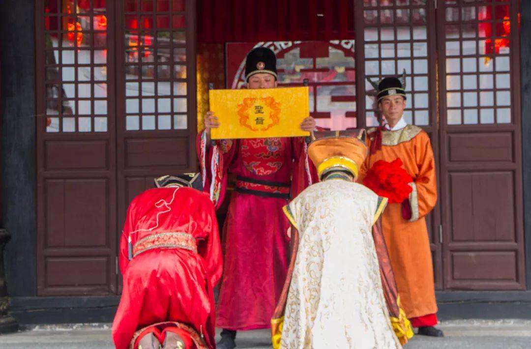 随着音乐,大门缓缓打开,士兵出现,紧接着公公拿着圣旨出现,宣布大理国