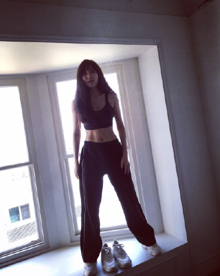 被指腰粗的金泫雅秀出马甲线不愧是南韩第一好身材