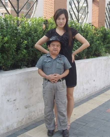 他是"中国第一矮星",身高不足一米三,4任妻子却都是高挑美女