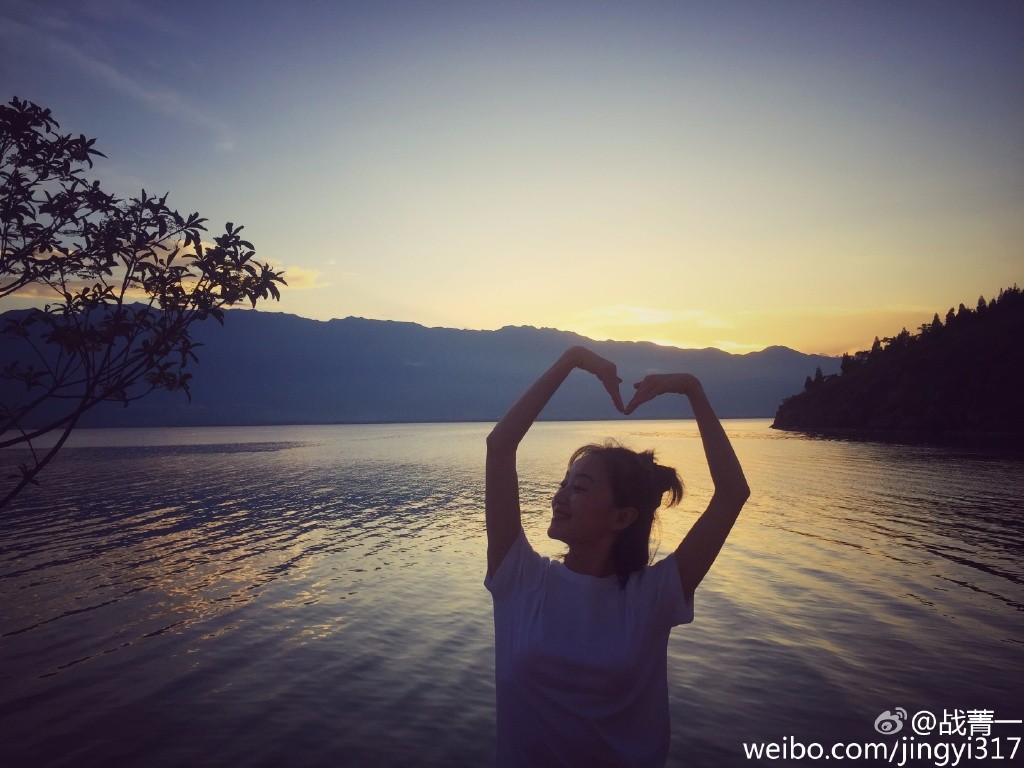 当甜美流朱化身热辣厉雪男 战菁一在低调中又一次让人惊艳