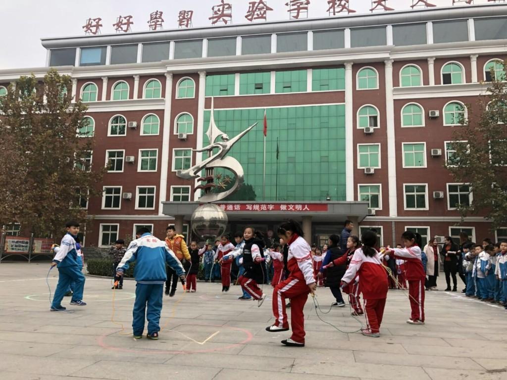 河北曲阳实验学校一宿舍挤30多名学生 家长网上抱怨后学生被开除