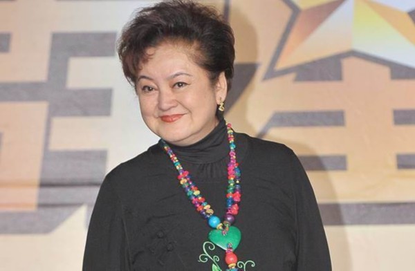 她曾红遍大街小巷,被女儿骗光千万家产,今靠卖唱为生