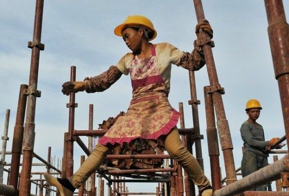 实拍工地上的女工人,干脏活,睡地上,只为给子女更好的生活