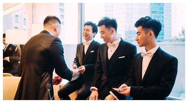 烧饼婚礼伴郎团,再来一波,网友:郭麒麟,什么时候和铁铁结婚?