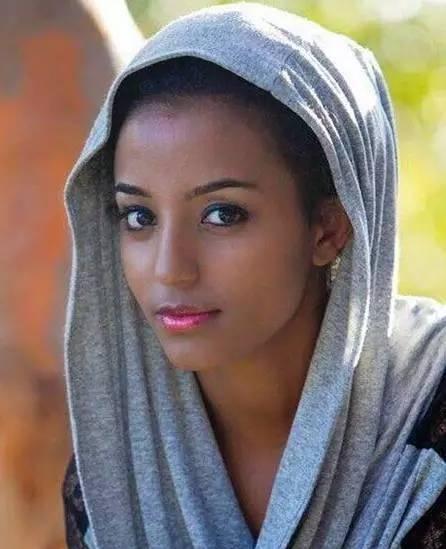 非洲穷国遍地美女喜欢中国农民工, 但国人看不惯她们的纹身