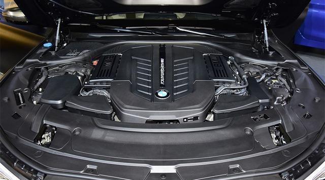 然后再对比一下宝马顶级型号——760,开机盖后机舱被v12缸发动机塞得