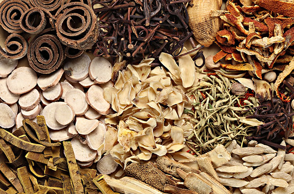 中医辨证我们可以使用以下几种一,血燥失养型辨证:甲板色泽不荣,增厚