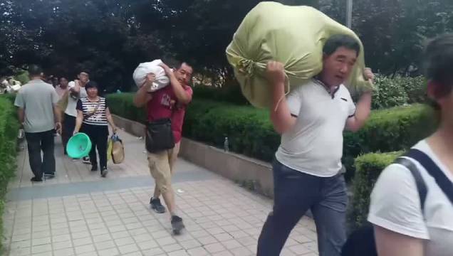 2018高考加油 泰安英雄山中学考点内到处可见