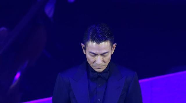 刘德华演唱会13万观众盛况 另一巨星卖不出去票 空地可以停飞机|刘德华|演唱会|盛况_新浪新闻