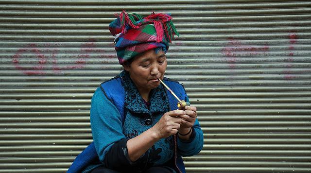 中国最嗜烟的民族,男女老少吸"重口"烟,外人敬而远之|百家号|彝族人