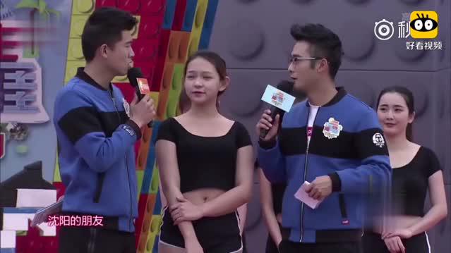 正能量美女闯关喜欢低头弯腰,没想到亮点却被摄影大哥逮个正着!