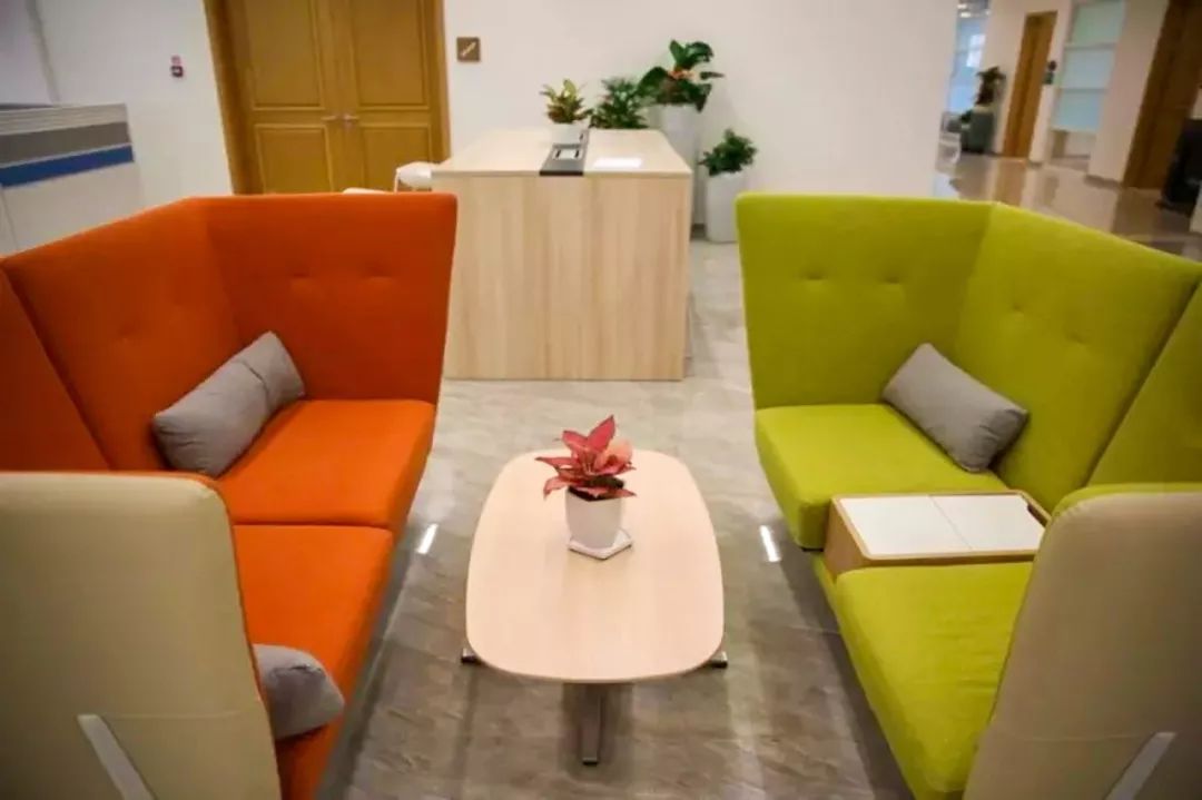 当你以为这是网红打卡店时 其实只是人家泡杯茶,泡 咖啡的茶水间 ▼