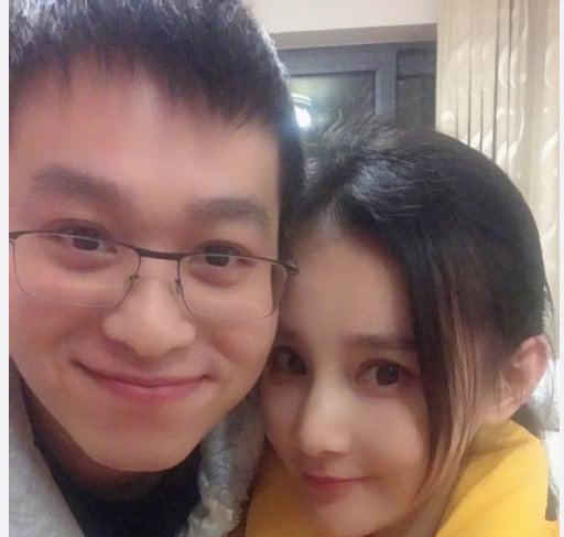 在去年,伊芙蕾雅突然公布了和网络顶级写手天蚕土豆结婚,如此跨界恋让