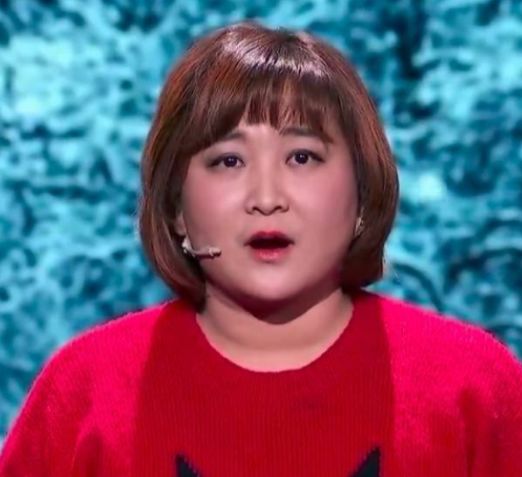 被誉为搞笑女王,妈妈不幸发生意外去世,如今成名却无法陪伴父亲