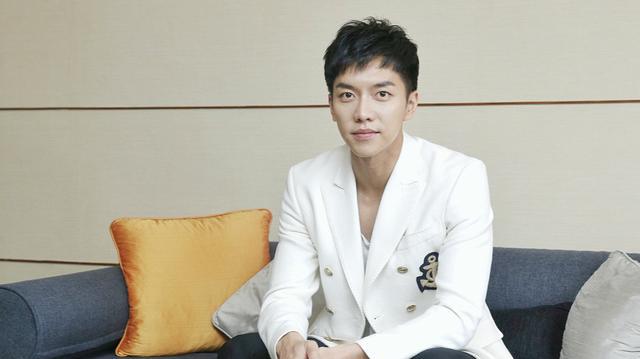 李升基白西装亮相帅气似王子对镜头微笑比v撩妹力爆表