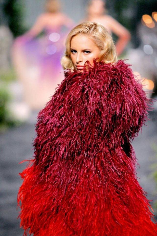 维密元老大kk悉尼再度走秀霸气依旧但女神老了许多让人心疼