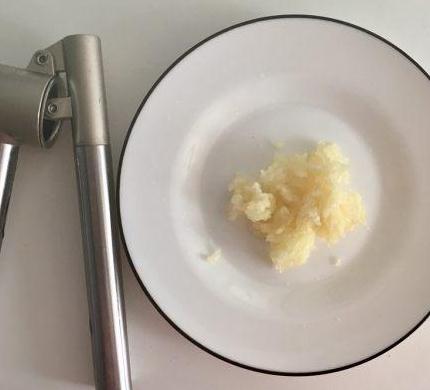 摆上鱼,鱼肚里塞1片姜和一些葱丝,鱼身上也放上葱段和姜片?