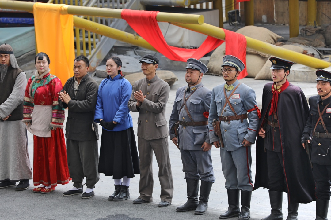 运用高科技舞美艺术场景,让观众"零距离" 感受震撼战