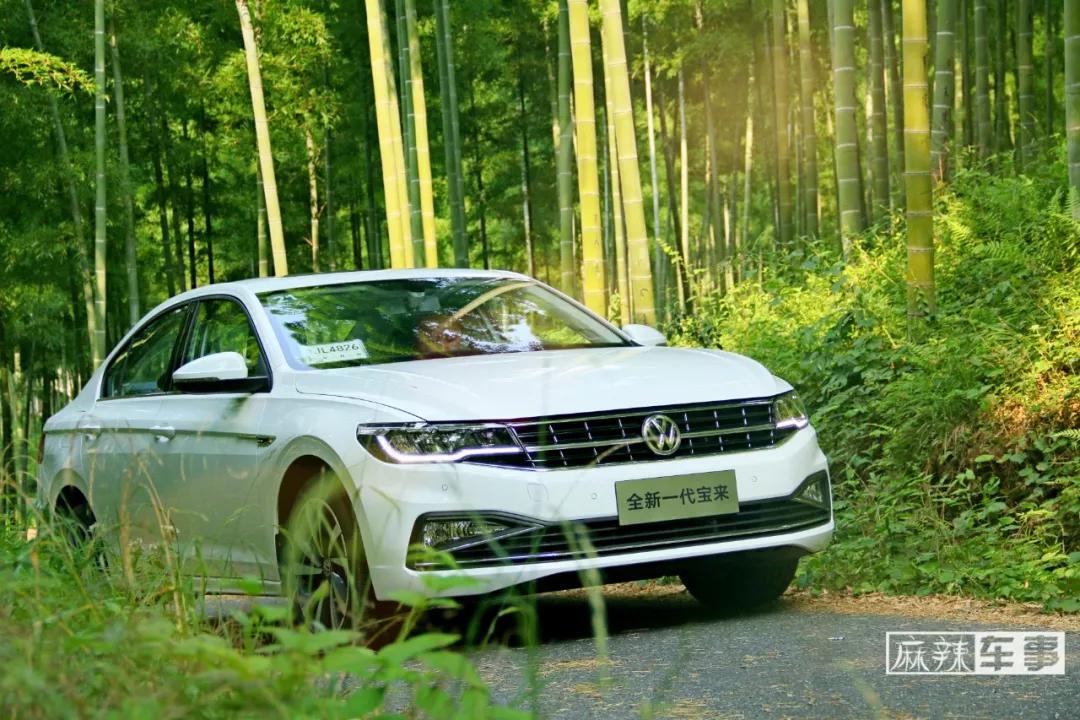 再把话题转移回驾驶上来,全新一代宝来方向指针清晰,这是德系车一贯的